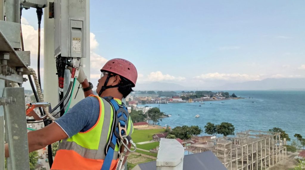 JAGA PERFORMA: eknisi melakukan pengecekan jaringan pada perangkat BTS milik XL Axiata di dekat lokasi pelaksanaan event Internasional F1 Powerboat di Kawasan Danau Toba, beberapa waktu lalu. XL Axiata memastikan jaringan 4G siap mendukung event dunia F1 Powerboat 2024 kembali akan digelar di Danau Toba, Sumatera Utara, pada 2 - 3 Maret 2024. JAGA PERFORMA: eknisi melakukan pengecekan jaringan pada perangkat Base Transceiver Station (BTS) milik XL Axiata di dekat lokasi pelaksanaan event Internasional F1 Powerboat di Kawasan Danau Toba, beberapa waktu lalu. XL Axiata memastikan jaringan 4G siap mendukung event dunia F1 Powerboat 2024 kembali akan digelar di Danau Toba, Sumatera Utara, pada 2 - 3 Maret 2024.