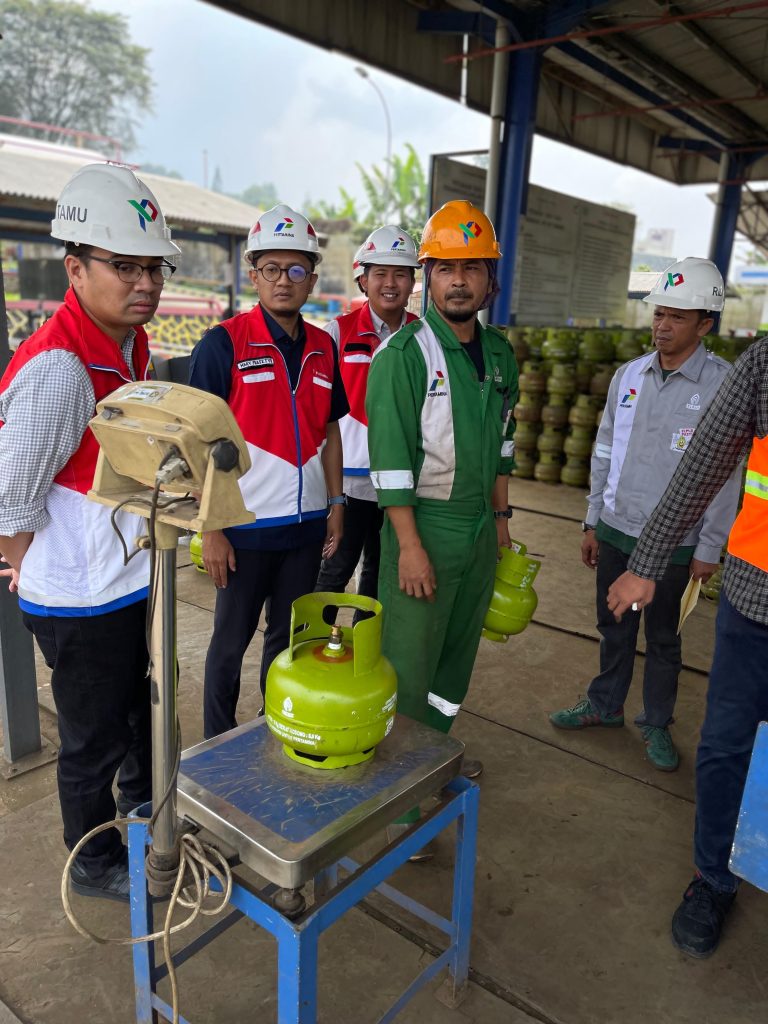 LAYANAN PRIMA: PT Pertamina Patra Niaga RJBB berkomitmen melakukan pengawasan takaran isi tabung LPG, dengan melakukan pengecekan kuantitas dan kualitas (Quantity & Quality) LPG ukuran 3 kg di beberapa titik SPBE dan SPPBE di wilayah Sales Area Retail Sukabumi pada Selasa (28/5/2024). (ist)