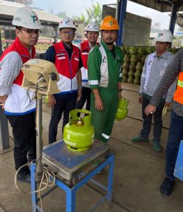 LAYANAN PRIMA: PT Pertamina Patra Niaga RJBB berkomitmen melakukan pengawasan takaran isi tabung LPG, dengan melakukan pengecekan kuantitas dan kualitas (Quantity & Quality) LPG ukuran 3 kg di beberapa titik SPBE dan SPPBE di wilayah Sales Area Retail Sukabumi pada Selasa (28/5/2024). (ist)
