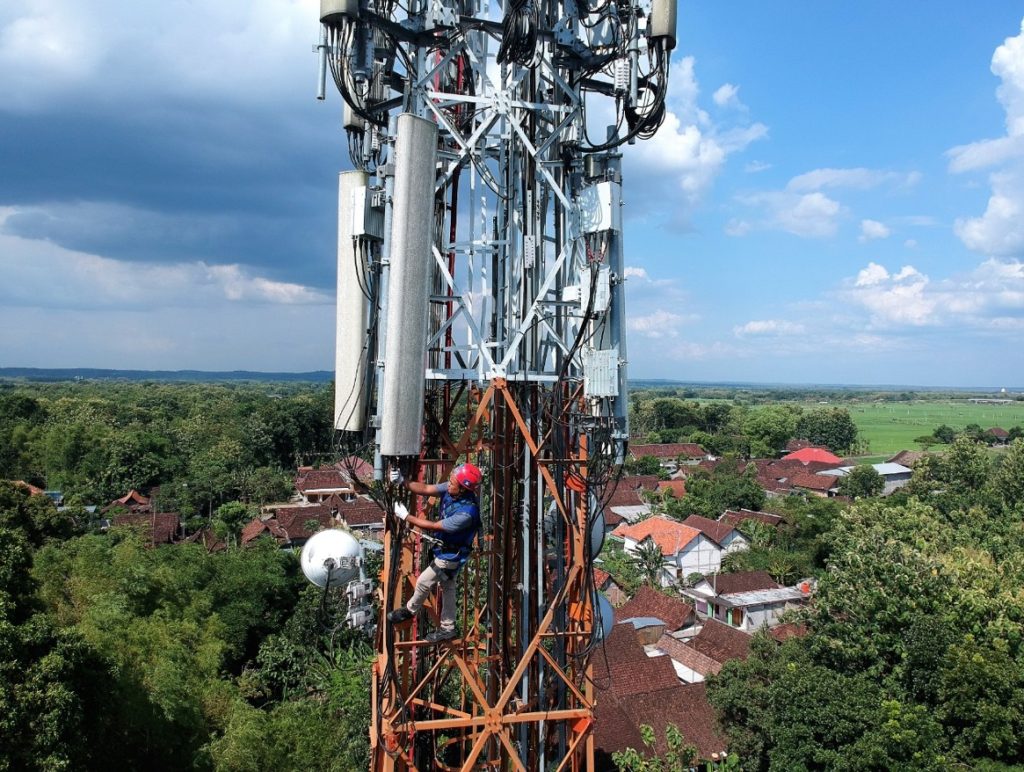 PROVIDER: Teknisi melakukan pengecekan jaringan pada perangkat Base Transceiver Station (BTS) milik XL Axiata. Hasil monitoring puncak kenaikan trafik layanan data terjadi pada saat pencoblosan 14 Februari 2024 yang mencapai 11% dibandingkan kondisi hari normal. XL Axiata sukses menjaga performa layanan saat berlangsung Pemilu 2024. PROVIDER: Teknisi melakukan pengecekan jaringan pada perangkat Base Transceiver Station (BTS) milik XL Axiata. Hasil monitoring puncak kenaikan trafik layanan data terjadi pada saat pencoblosan 14 Februari 2024 yang mencapai 11% dibandingkan kondisi hari normal. XL Axiata sukses menjaga performa layanan saat berlangsung Pemilu 2024.