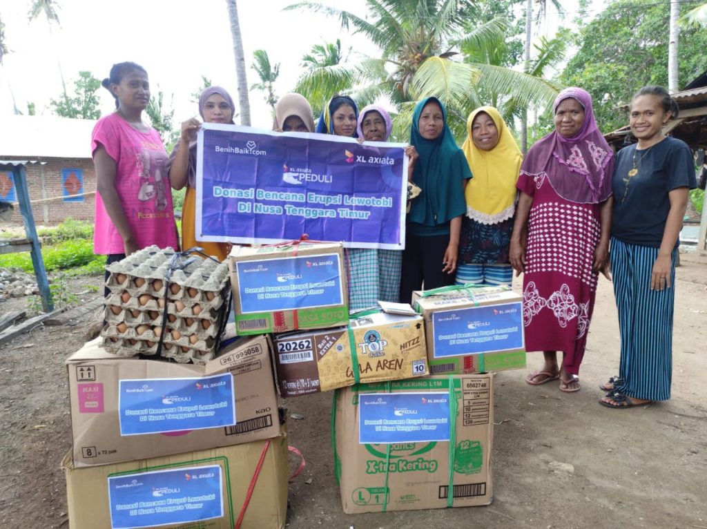 CSR XL AXIATA: XL Axiata bekerjasama dengan Yayasan Benih Baik menyerahkan langsung bantuan darurat kebencanaan erupsi Gunung Lewotobi Laki-laki di Pengungsian yang berada  di Kecamatan Titihena, Kabupaten Flores Timur, Nusa Tenggara Timur, pekan lalu. CSR XL AXIATA: XL Axiata bekerjasama dengan Yayasan Benih Baik menyerahkan langsung bantuan darurat kebencanaan erupsi Gunung Lewotobi Laki-laki di Pengungsian yang berada di Kecamatan Titihena, Kabupaten Flores Timur, Nusa Tenggara Timur, pekan lalu.