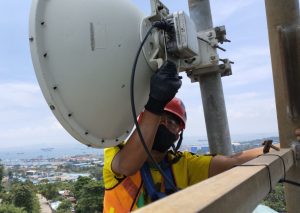 NATARU : Teknisi mengecek jaringan pada perangkat BTS milik XL Axiata beberapa waktu lalu. Dari monitoring antara 24 Desember 2023 hingga 2 Januari 2024, rata-rata kenaikan trafik data pada Nataru meningkat 15%.