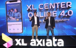 XLC ONLINE: Direktur & Chief Commercial Officer XL Axiata, David Arcelus Oses (kiri) bersama Direktur & Chief IT Digital Officer XL Axiata, Rico Usthavia Frans (kanan) dalam seremoni peluncuran Website XL Center Online di Jakarta, Jumat (28/6/2024).