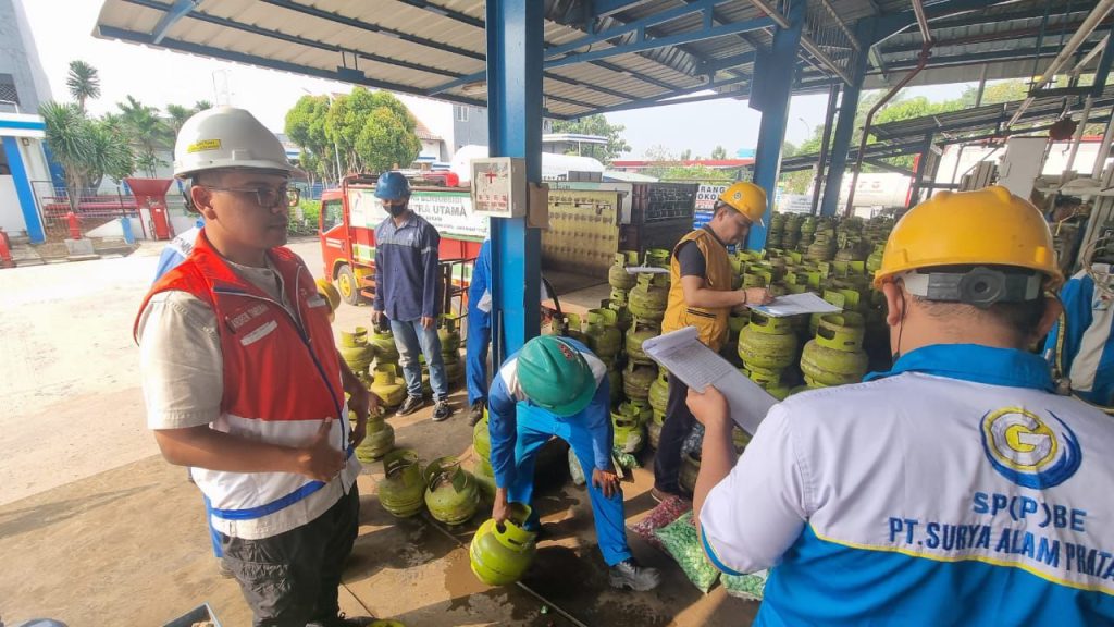 UJI PETIK: Sales Area Karawang Pertamina Patra Niaga RJBB bersama UPTD Metrologi Legal dan Hiswana Migas melaksanakan uji petik pengecekan kualitas dan kuantitas LPG 3 Kg di dua lokasi SPPBE Kota Bekasi. (ist)