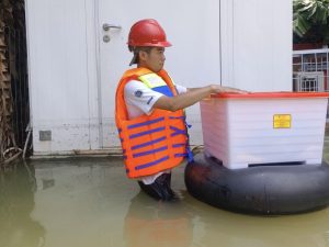 DONASI XL AXIATA: Salah seorang teknisi melakukan pengecekan kondisi jaringan di Desa Magersari, Kecamatan Karanganyar, Demak, Jawa Tengah, tidak lama setelah banjir menerjang. (ist)