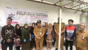 LAYANAN: Pertamina Patra Niaga Soekarno-Hatta Aviation Fuel Terminal & Hydrant Instalation (SHAFTHI) terus menunjukkan komitmenya dalam mendukung pengembangan masyarakat melalui program TJSL. Melalui Pelatihan Pembuatan Teh SIJALE (Sirih Jahe Lemon) dalam Program Betel Leaf Empowerment Hub yang diselenggarakan di aula dan halaman Kelurahan Mekarsari.(istimewa)