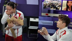 EKSPRESI:Kegembiran untuk Huang Yaqiong tidak berhenti sampai di momen raihan emas Olimpiade. Ternyata ia sudah ditunggu kekasihnya, Liu Yuchen di dekat podium juara. (Reuters/Ann Wang)