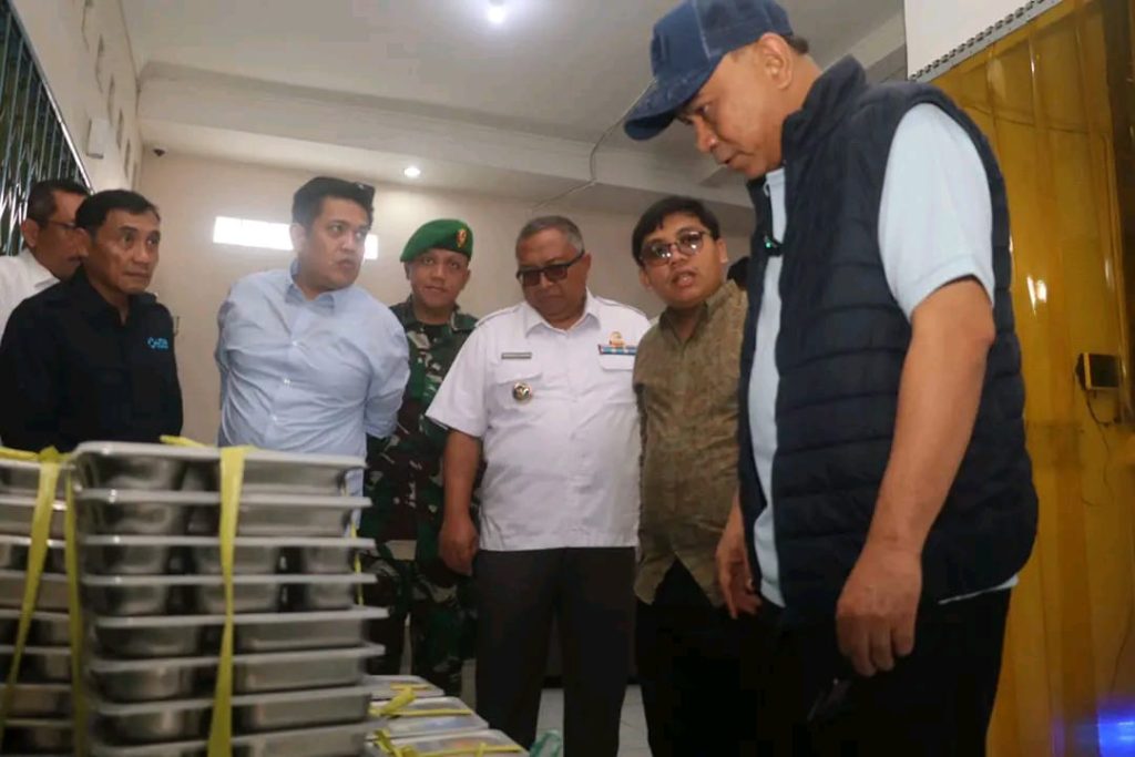 MAKAN BERGIZI GRATIS: Bupati Sukabumi, Marwan Hamami mendampingi Menteri Koperasi RI, Budi Arie Setiadi saat kunjungan kerja ke Unit Uji Coba Pelayanan MBG di Kampung/Desa/Kecamatan Warungkiara, Kabupaten Sukabumi, Rabu, 13 November 2024. (istimewa)