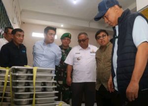 MAKAN BERGIZI GRATIS: Bupati Sukabumi, Marwan Hamami mendampingi Menteri Koperasi RI, Budi Arie Setiadi saat kunjungan kerja ke Unit Uji Coba Pelayanan MBG di Kampung/Desa/Kecamatan Warungkiara, Kabupaten Sukabumi, Rabu, 13 November 2024. (istimewa)