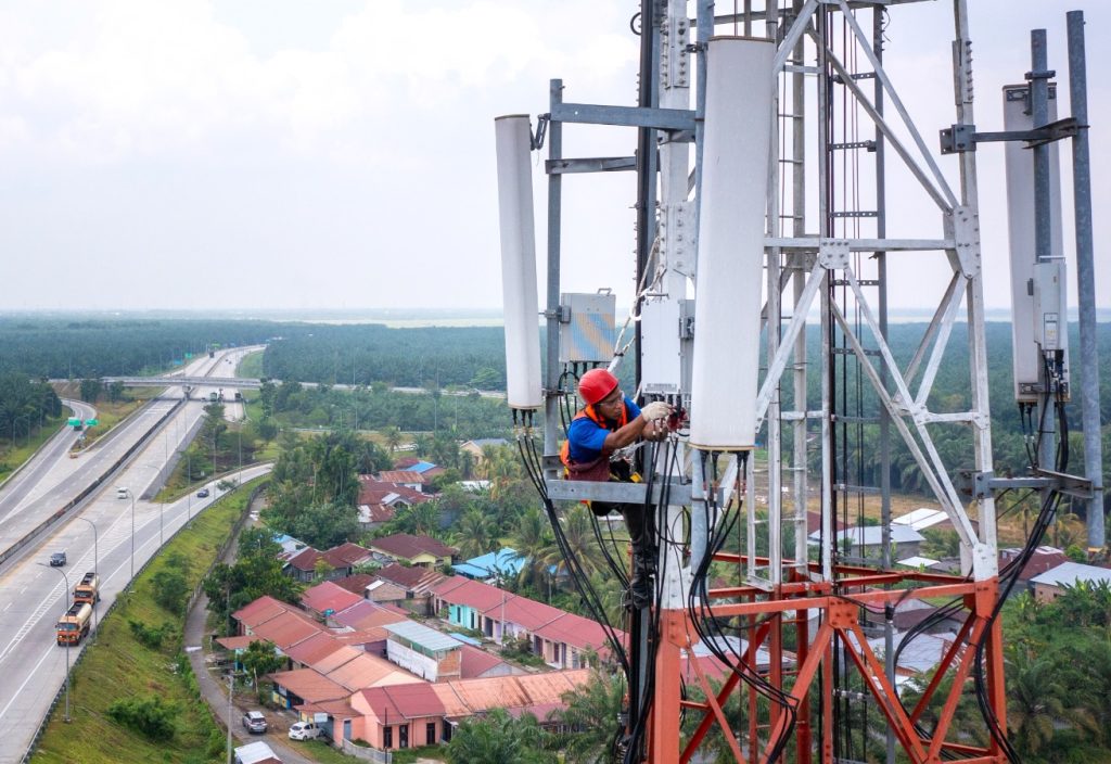 SIAGA: : Teknisi XL Axiata memeriksa perangkat BTS di seputaran TOL Trans Sumatera Medan – Binjai, Sumatera Utara beberapa waktu lalu. XL Axiata telah menyiapkan jaringan untuk mengantisipasi terjadi lonjakan trafik data selama masa Pilkada 2024. (ist) SIAGA: : Teknisi XL Axiata memeriksa perangkat BTS di seputaran TOL Trans Sumatera Medan – Binjai, Sumatera Utara beberapa waktu lalu. XL Axiata telah menyiapkan jaringan untuk mengantisipasi terjadi lonjakan trafik data selama masa Pilkada 2024. (ist)