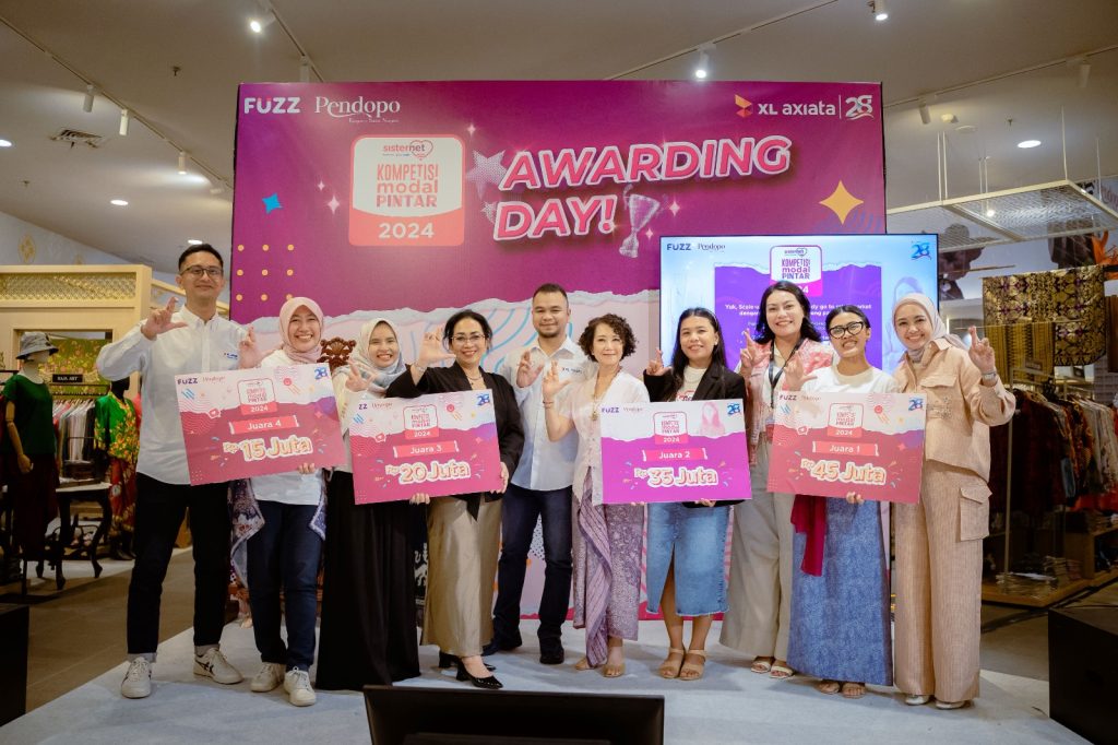 SISTERNET: Head Communication Channel & CSR Management XL Axiata, Ahmad Syarief Yudistira menyerahkan hadiah kepada pemenang pertama KMP 2024 Intan Rahmaningtyas, Lestari Jamuku (F&B) UMKM yang berasal dari Jakarta di Pendopo Living World Alam Sutera, Tangerang, Kamis (28/11).