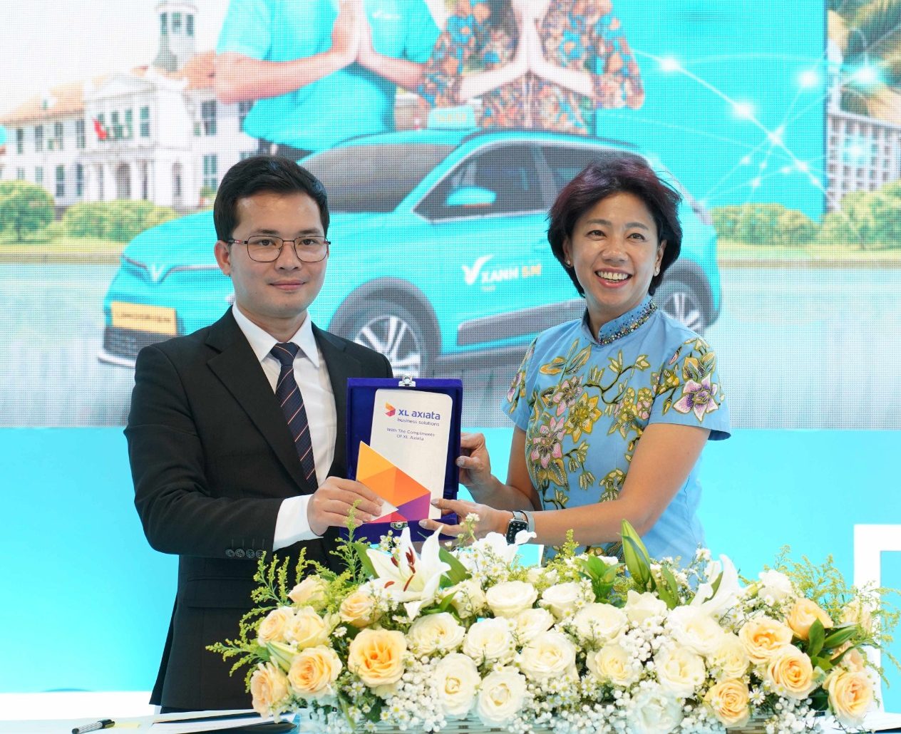 XL-XANH: Global CEO of Xanh SM, Nguyen Van Thanh (kiri) bersama Direktur & Chief Enterprise Business and Corporate Affairs Officer XL Axiata, Yessie D. Yosetya (kanan) melakukan prosesi pendandatanganan kerja sama strategis antara XL Axiata dengan Xanh SM di Jakarta (18/12).
