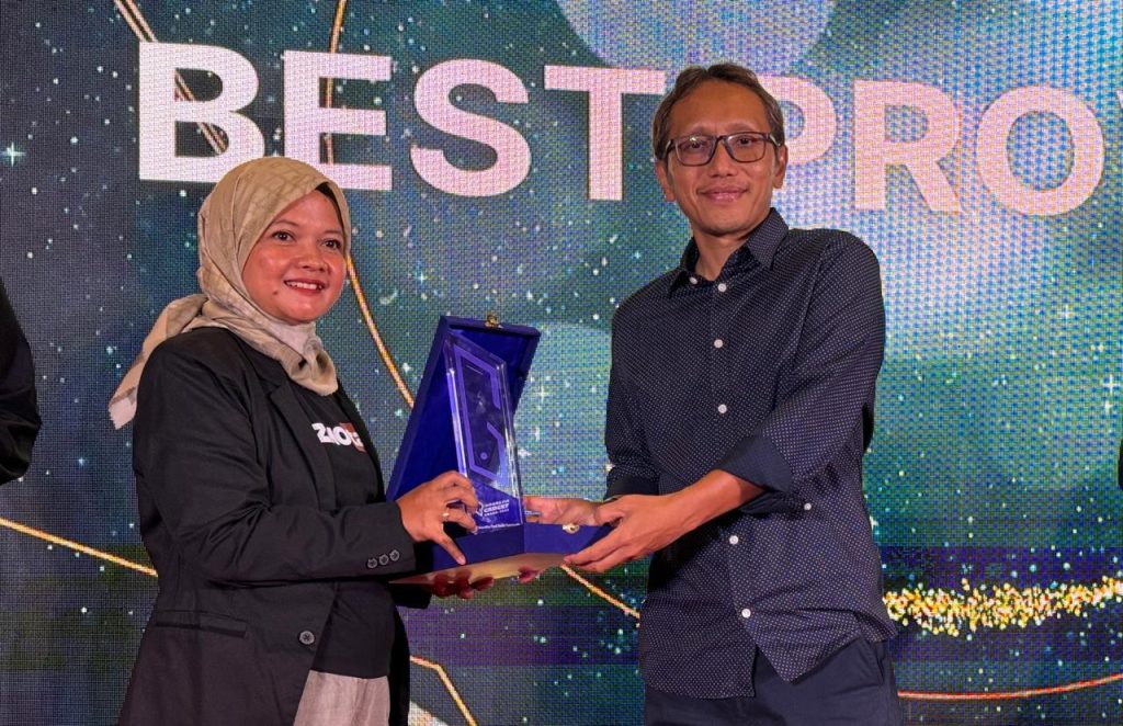 WhatsApp Image 2025-01-10 at 16.56.21 PRESTASI XL AXIATA: Head External Communication & Media Management XL Axiata, Henry Wijayanto (kanan), menerima penghargaan sebagai "Most Innovative Fixed Mobile Convergence 2024" oleh Gizmologi, akhir 2024 yang lalu. (for sukabumitimes.com)