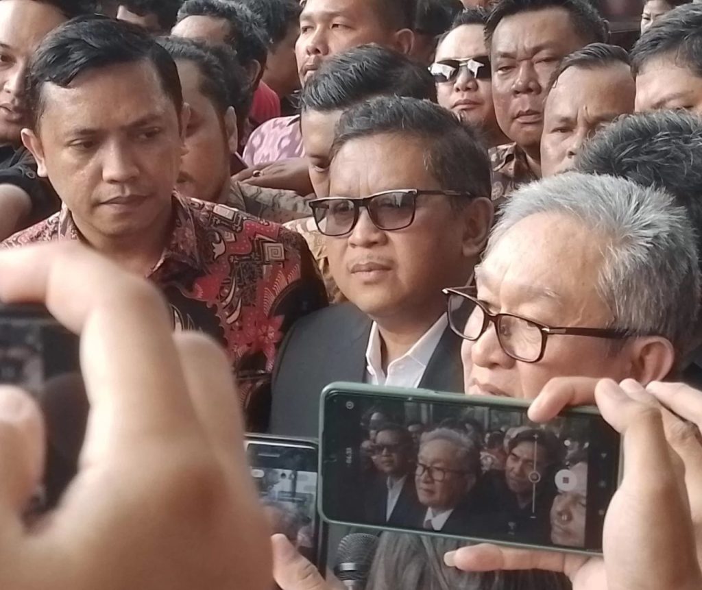 Sekjen PDIP, Hasto Kristiyanto Dikerumuni Simpatisan dan awak media usai diperiksa KPK di Jakarta, Senin (13/1/2025). (net)