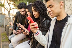 generasi-z-anak-muda-kecanduan-smartphone-dan-teknologi-baru-sekelompok-anak-muda-antar-ras