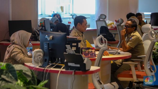 sejumlah-aparatur-sipil-negara-asn-menyelesaikan-pekerjaannya-di-gedung-balai-kota-dki-jakarta-selasa-842025-1744095077463_169