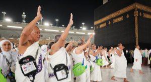 Jamaah calon haji Indonesia melakukan Tawaf sebagai rangkaian umrah wajib di Masjidil Haram, Makkah, Arab Saudi, 10 Mei 2025. (Antara/Andika Wahyu)