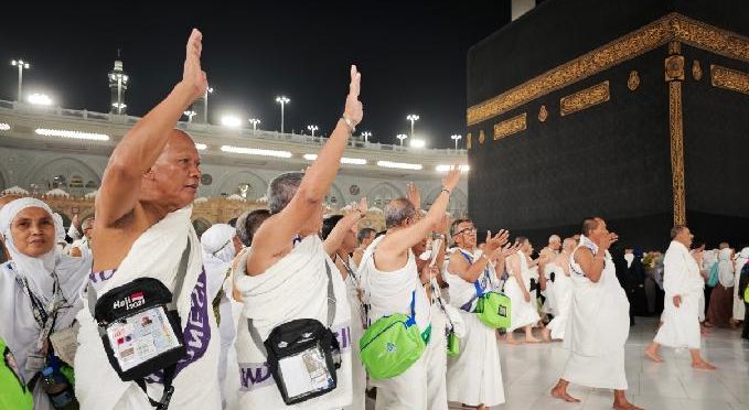 Jamaah calon haji Indonesia melakukan Tawaf sebagai rangkaian umrah wajib di Masjidil Haram, Makkah, Arab Saudi, 10 Mei 2025. (Antara/Andika Wahyu)