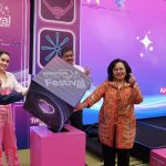 SISTERNET:(Ki-ka) Menteri PPPA Arifah Choiri Fauzi, Presdir & CEO XLSMART Rajeev Sethi, Staf Ahli Bidang Komunikasi dan Media Massa Komdigi Molly Prabawaty, dan Entertainer & Sociopreneur Cinta Laura Kiehl pada pembukaan Sisternet Festival 2025 di XLSMART Tower Jakarta, Jumat, (17/10).