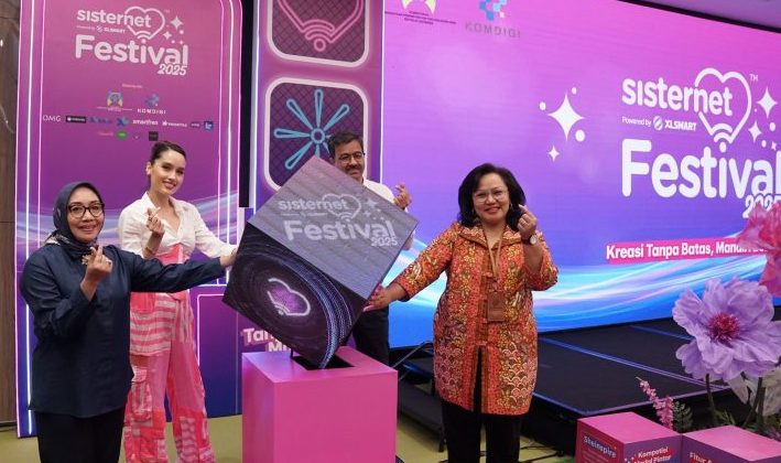SISTERNET:(Ki-ka) Menteri PPPA Arifah Choiri Fauzi, Presdir & CEO XLSMART Rajeev Sethi, Staf Ahli Bidang Komunikasi dan Media Massa Komdigi Molly Prabawaty, dan Entertainer & Sociopreneur Cinta Laura Kiehl pada pembukaan Sisternet Festival 2025 di XLSMART Tower Jakarta, Jumat, (17/10).