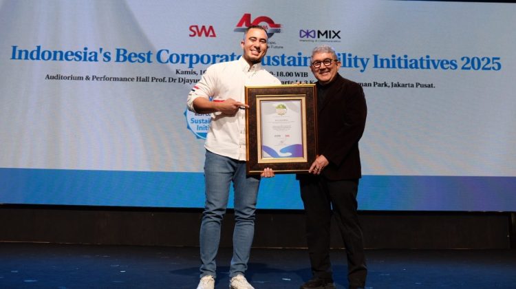 AWARD XLSMART: Group Head Corporate Communication & Sustainability XLSMART, Reza Mirza menerima penghargaan Sustainability Warrior – Top Leader Warrior dan Sustainability Warrior — Sustainability Warrior Team untuk Tim CSR XLSMART, pada ajang MIX Marcomm 2025 Indonesia Corporate Sustainability Award (16/10).