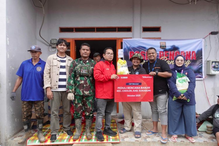 TELKOMSEL PEDULI: Telkomsel memberikan bantuan untuk warga terdampak bencana banjir Cisolok Sukabumi. (ist)