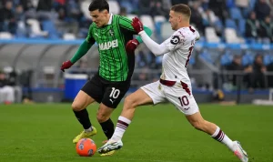 pemain-sassuolo-dan-torino-berebut-bola-medium